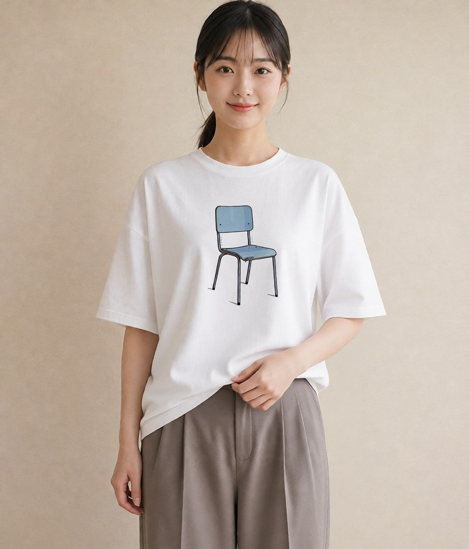 デザインTシャツ レディース 窓辺の椅子 窓辺 椅子 ナチュラル アンティーク イラスト レトロ デイリーウェア 休日 白T YMAZO