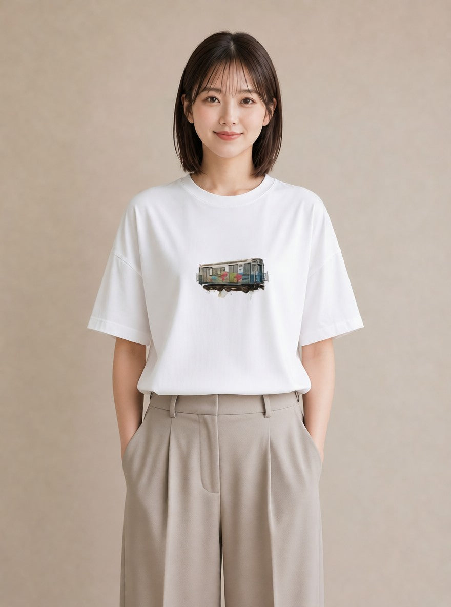 デザインTシャツ レディース 駅のホーム ローカル線 駅 ナチュラル アンティーク イラスト ニュアンス 週末コーデ 敬老の日 白T YMAZO