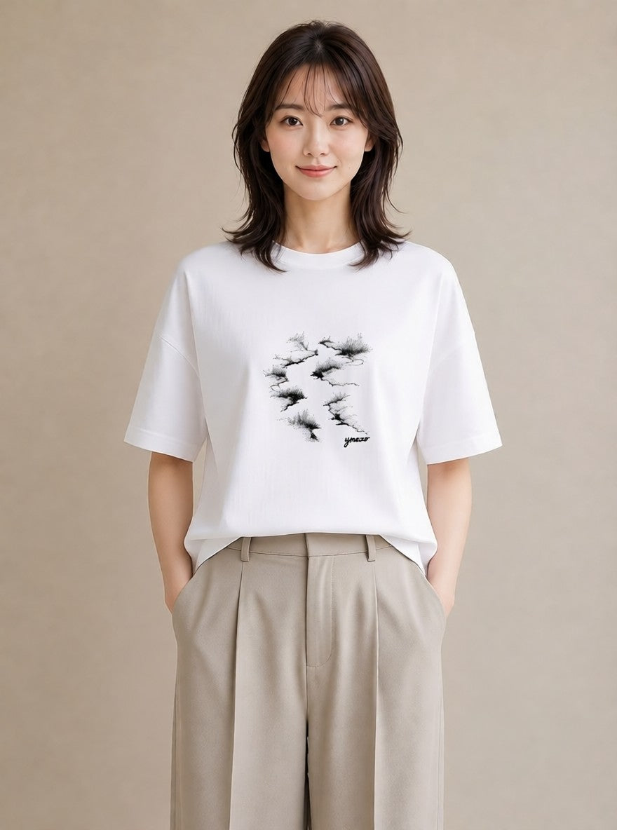 グラフィックTシャツ レディース 雨上がりの小道 雨上がり 小道 ナチュラル アンティーク イラスト 韓国風 休日 ペアコーデ 白T YMAZO