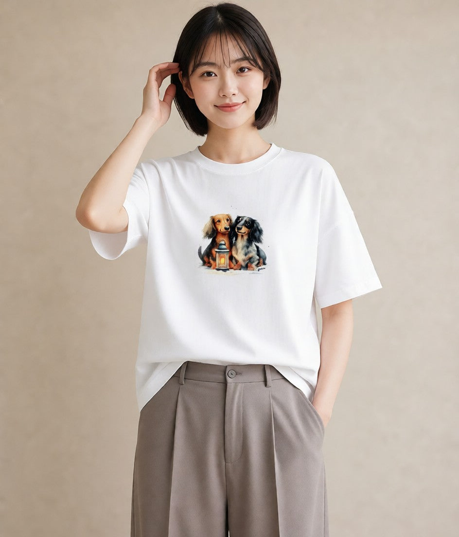 プリントTシャツ レディース ミニチュアダックスフンド 犬 いぬ イラスト ミニマル 海 カフェ巡り 白T YMAZO