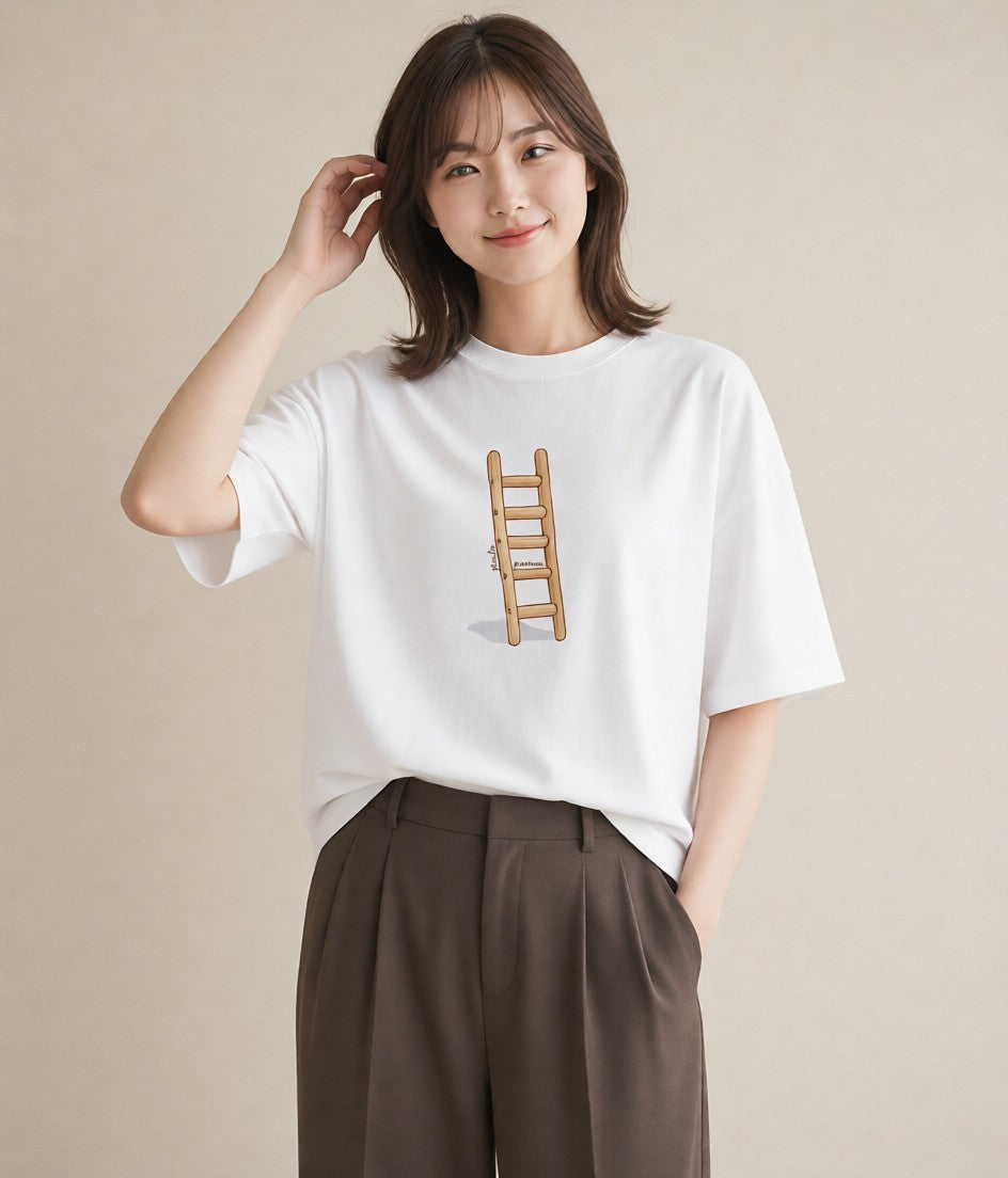 半袖Tシャツ レディース 窓辺の椅子 窓辺 椅子 ナチュラル アンティーク イラスト 抜け感 カジュアルコーデ 買い物 白T YMAZO