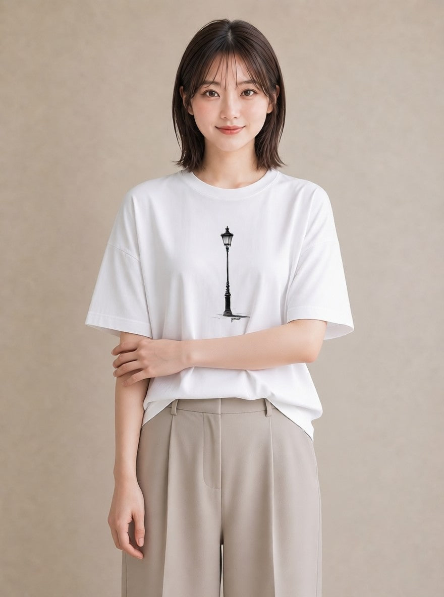 プリントTシャツ レディース 街灯 夜霧 夜 ナチュラル アンティーク イラスト ニュアンス 普段着 週末コーデ 白T YMAZO
