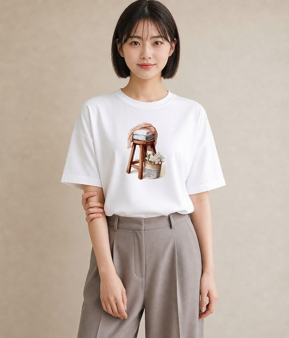 Tシャツ レディース 窓辺の椅子 窓辺 椅子 ナチュラル アンティーク イラスト 可愛い 女性 旅行用 白T YMAZO