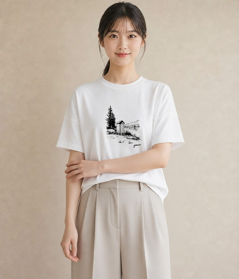 グラフィックTシャツ レディース 湖畔の小屋 湖 小屋 ナチュラル アンティーク イラスト 手描き風 秋コーデ おしゃれギフト 白T YMAZO