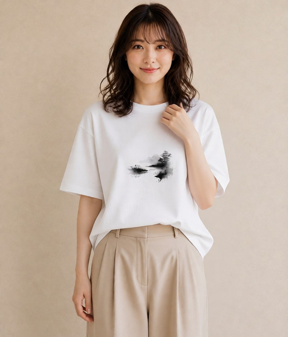 グラフィックTシャツ レディース 湖畔の小屋 湖 小屋 ナチュラル アンティーク イラスト ポップ ママ カフェ服 白T YMAZO