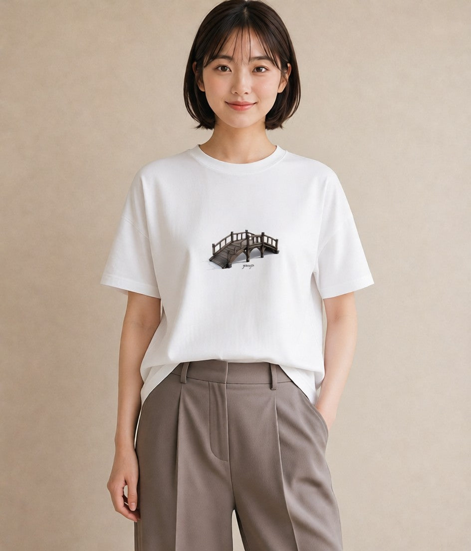 デザインTシャツ レディース 小川 橋 せせらぎ ナチュラル アンティーク イラスト レトロ 公園 ママ 白T YMAZO