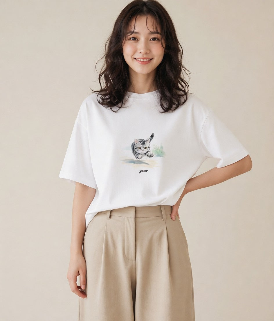 Tシャツ レディース マンチカン 猫 ねこ イラスト ヴィンテージ風 女性向けギフト 散歩 白T YMAZO
