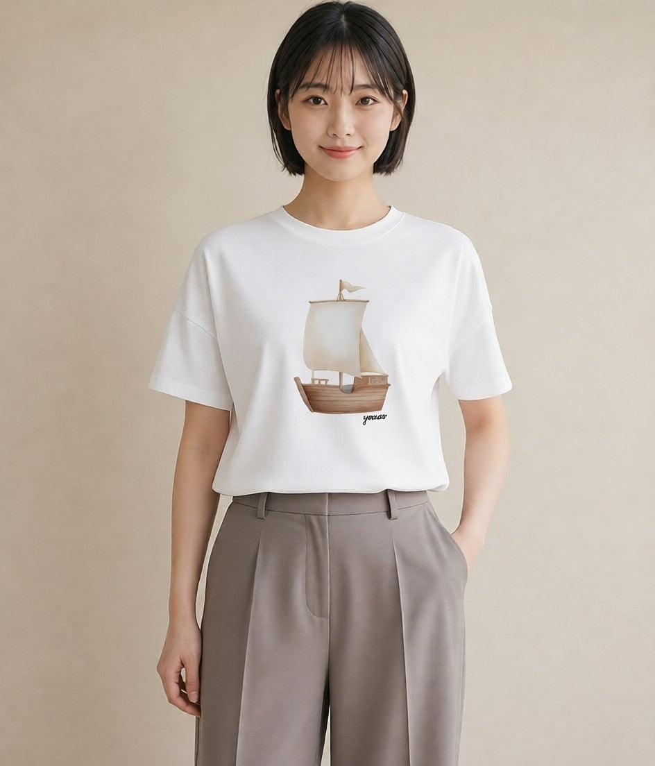 Tシャツ レディース 紙の船 水辺 ナチュラル アンティーク イラスト きれいめカジュアル 友達ギフト 部屋着 白T YMAZO