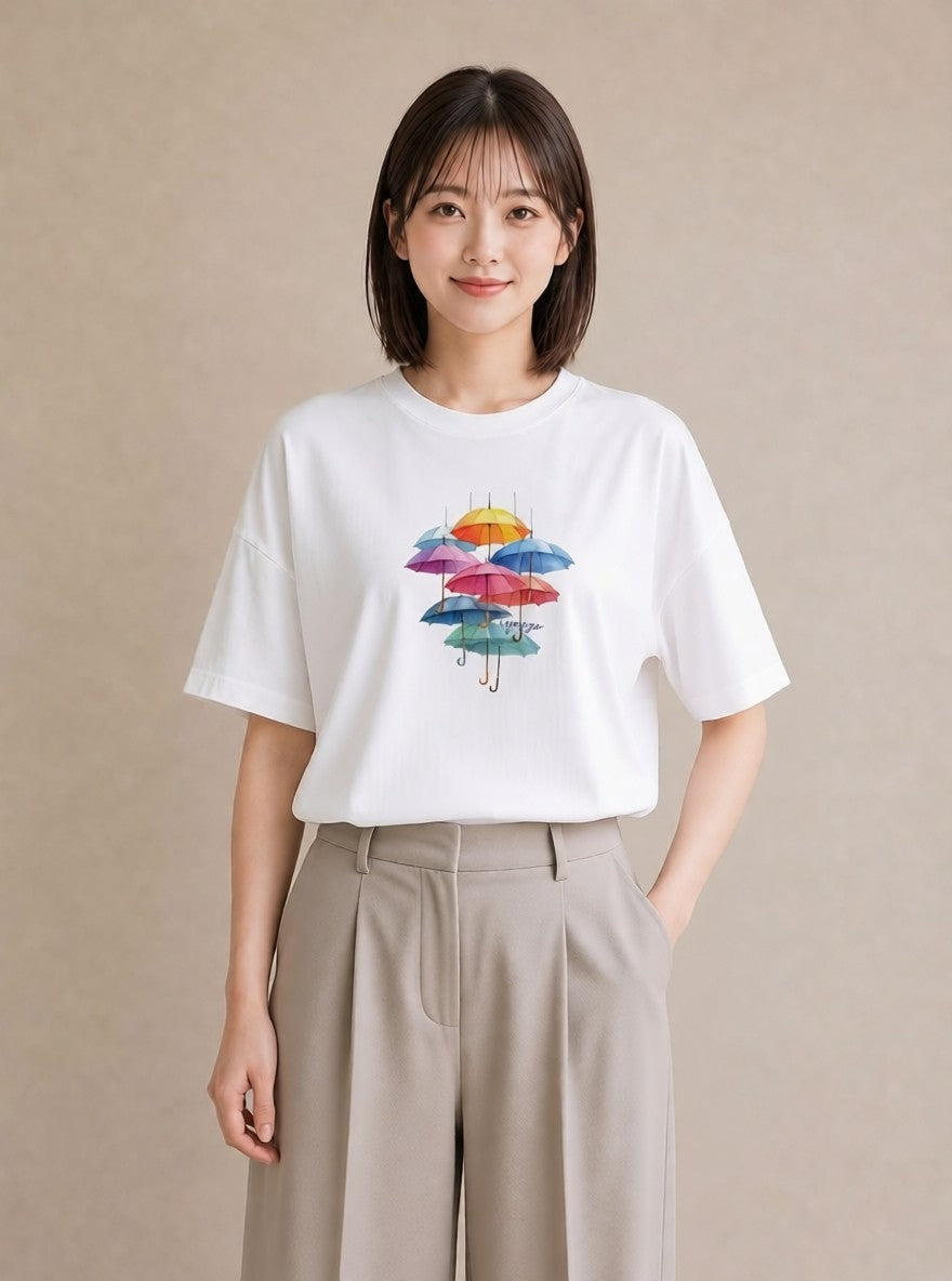 半袖Tシャツ レディース 傘 水たまり 雨 ナチュラル アンティーク イラスト 普段使い 20代 カジュアルコーデ 白T YMAZO