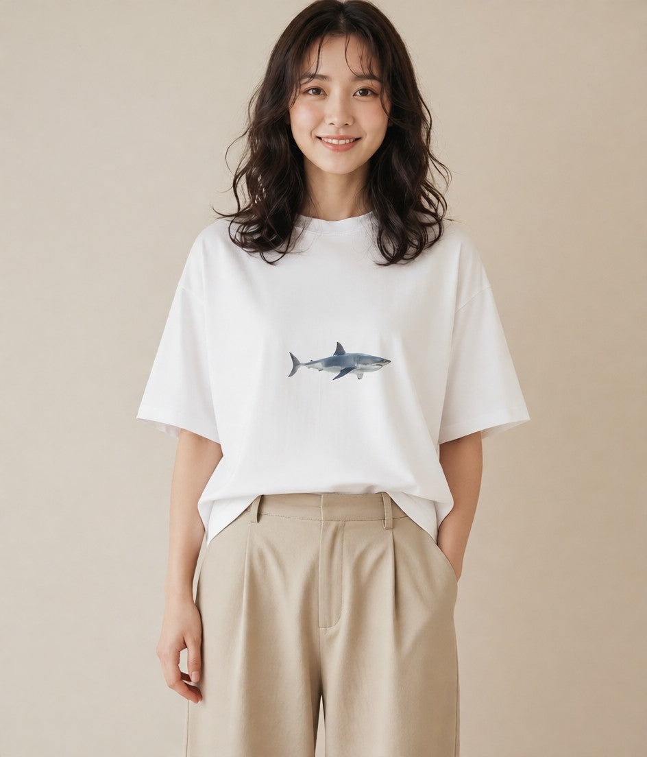 半袖Tシャツ レディース サメ 海の生き物 海 イラスト アート風 ママ カフェ服 白T YMAZO