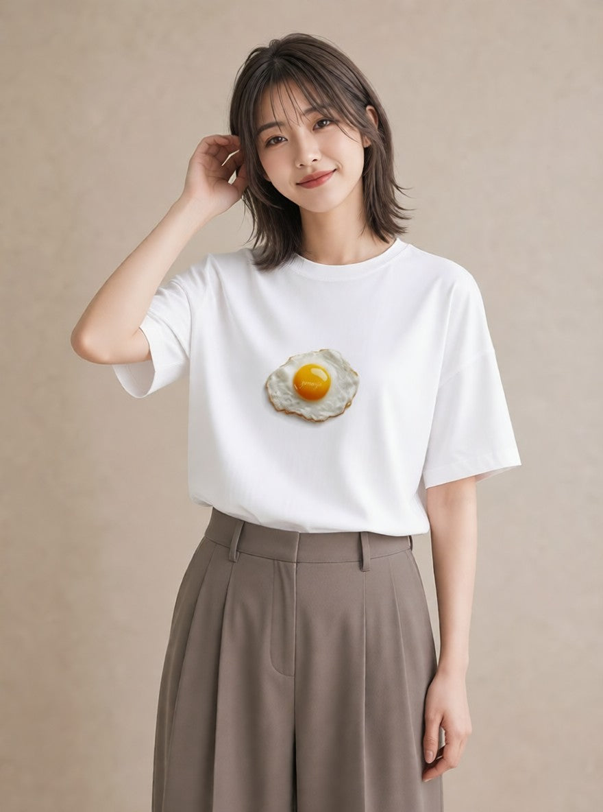 半袖Tシャツ レディース 目玉焼き 食べ物 フード イラスト 可愛い 公園 ママ 白T YMAZO