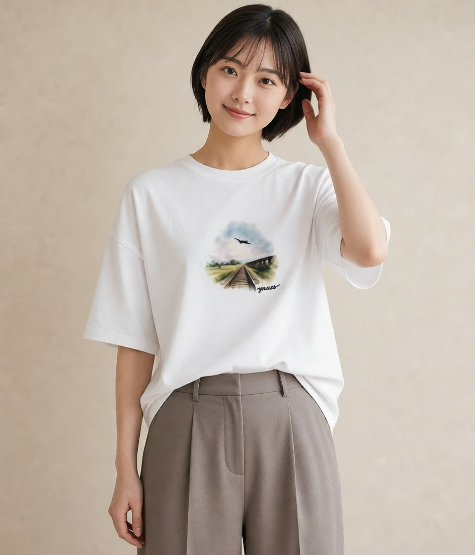 デザインTシャツ レディース 駅のホーム ローカル線 駅 ナチュラル アンティーク イラスト シック カジュアルコーデ 買い物 白T YMAZO
