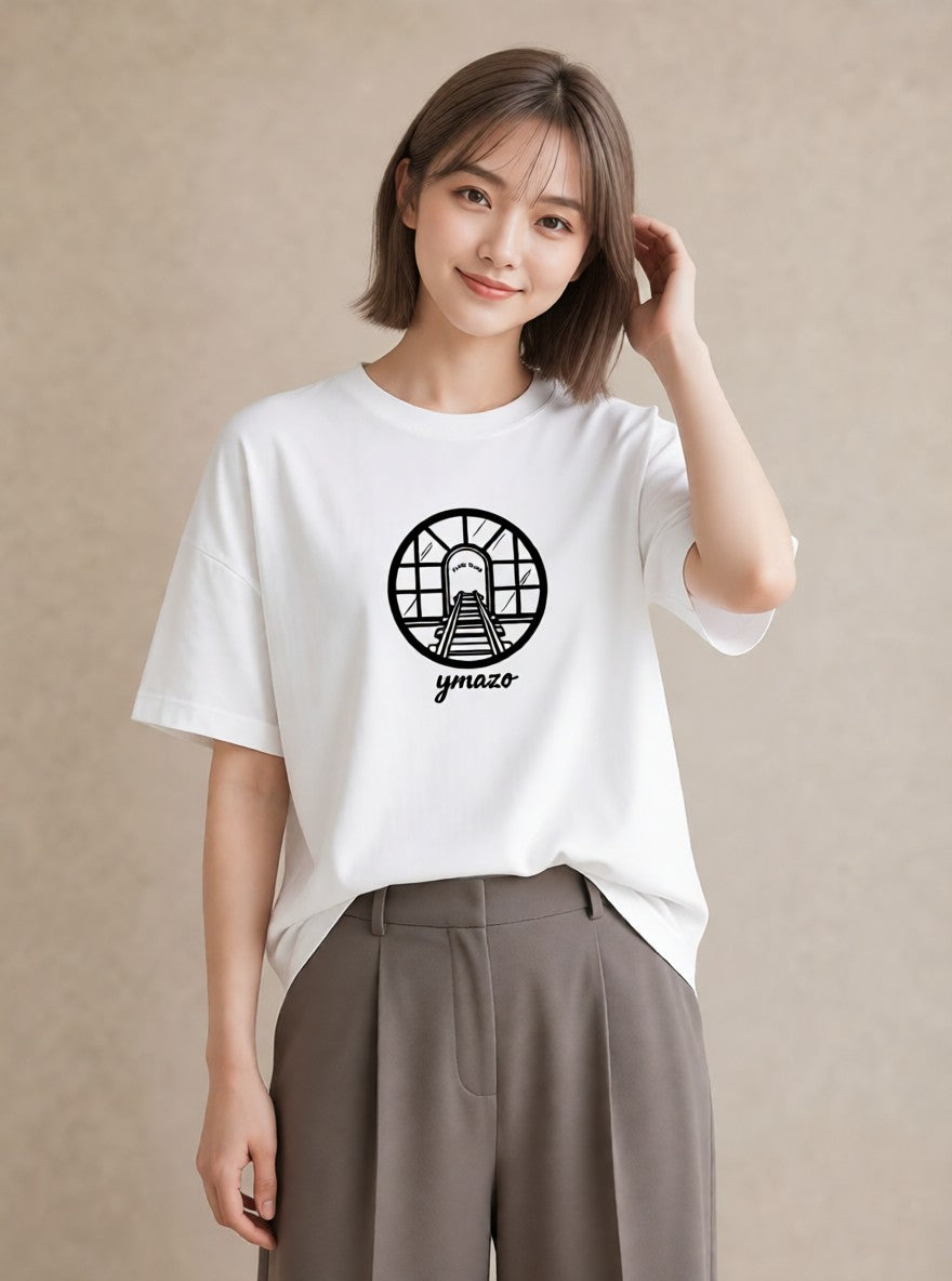 Tシャツ レディース 駅のホーム ローカル線 駅 ナチュラル アンティーク イラスト ゆるかわ 買い物 夏コーデ 白T YMAZO