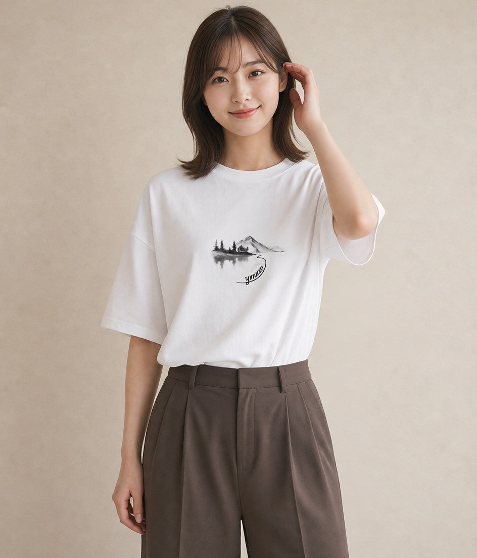 Tシャツ レディース 湖畔の小屋 湖 小屋 ナチュラル アンティーク イラスト 旅行コーデ ペアコーデ 秋コーデ 白T YMAZO