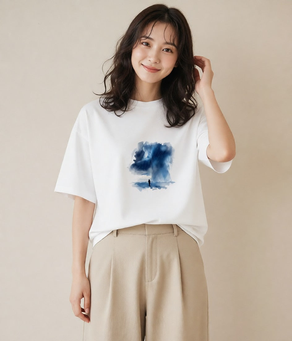グラフィックTシャツ レディース 雨上がりの小道 雨上がり 小道 ナチュラル アンティーク イラスト ゆるかわ 公園 ママ 白T YMAZO