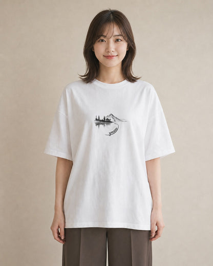 Tシャツ レディース 湖畔の小屋 湖 小屋 ナチュラル アンティーク イラスト 旅行コーデ ペアコーデ 秋コーデ 白T YMAZO