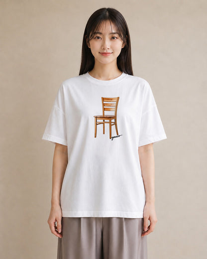 半袖Tシャツ レディース 窓辺の椅子 窓辺 椅子 ナチュラル アンティーク イラスト きれいめ 休日 ペアコーデ 白T YMAZO