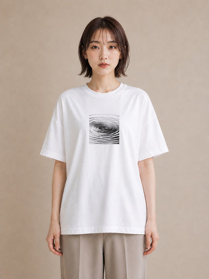 グラフィックTシャツ レディース 雨上がりの小道 雨上がり 小道 ナチュラル アンティーク イラスト アート風 帰省 ラフ 白T YMAZO