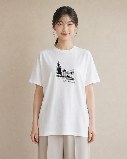 グラフィックTシャツ レディース 湖畔の小屋 湖 小屋 ナチュラル アンティーク イラスト 手描き風 秋コーデ おしゃれギフト 白T YMAZO