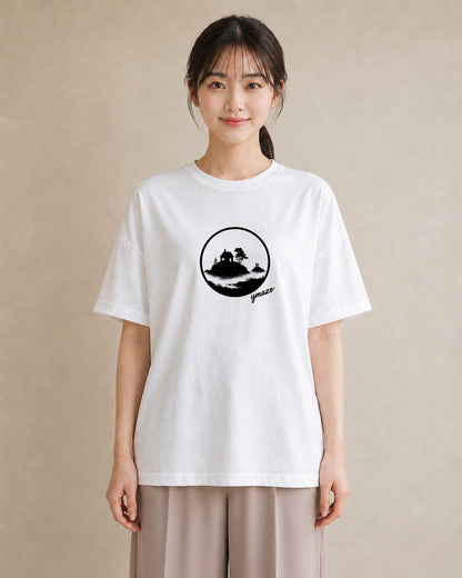 デザインTシャツ レディース 湖畔の小屋 湖 小屋 ナチュラル アンティーク イラスト モード 散歩 お出かけ 白T YMAZO