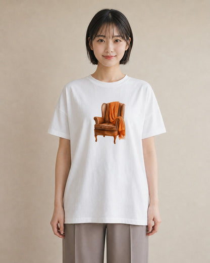 デザインTシャツ レディース 窓辺の椅子 窓辺 椅子 ナチュラル アンティーク イラスト 水彩風 普段着 週末コーデ 白T YMAZO