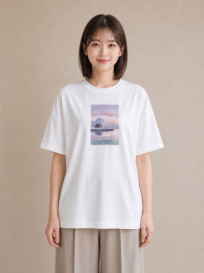 デザインTシャツ レディース 湖畔の小屋 湖 小屋 ナチュラル アンティーク イラスト ポップ 部屋着 女性向けギフト 白T YMAZO