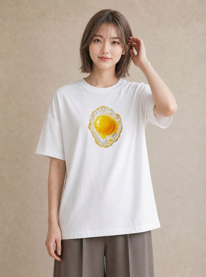 Tシャツ レディース 目玉焼き 食べ物 フード イラスト 線画 帰省 ラフ 白T YMAZO