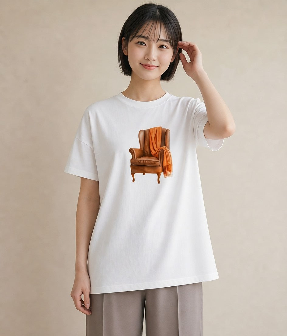 デザインTシャツ レディース 窓辺の椅子 窓辺 椅子 ナチュラル アンティーク イラスト 水彩風 普段着 週末コーデ 白T YMAZO