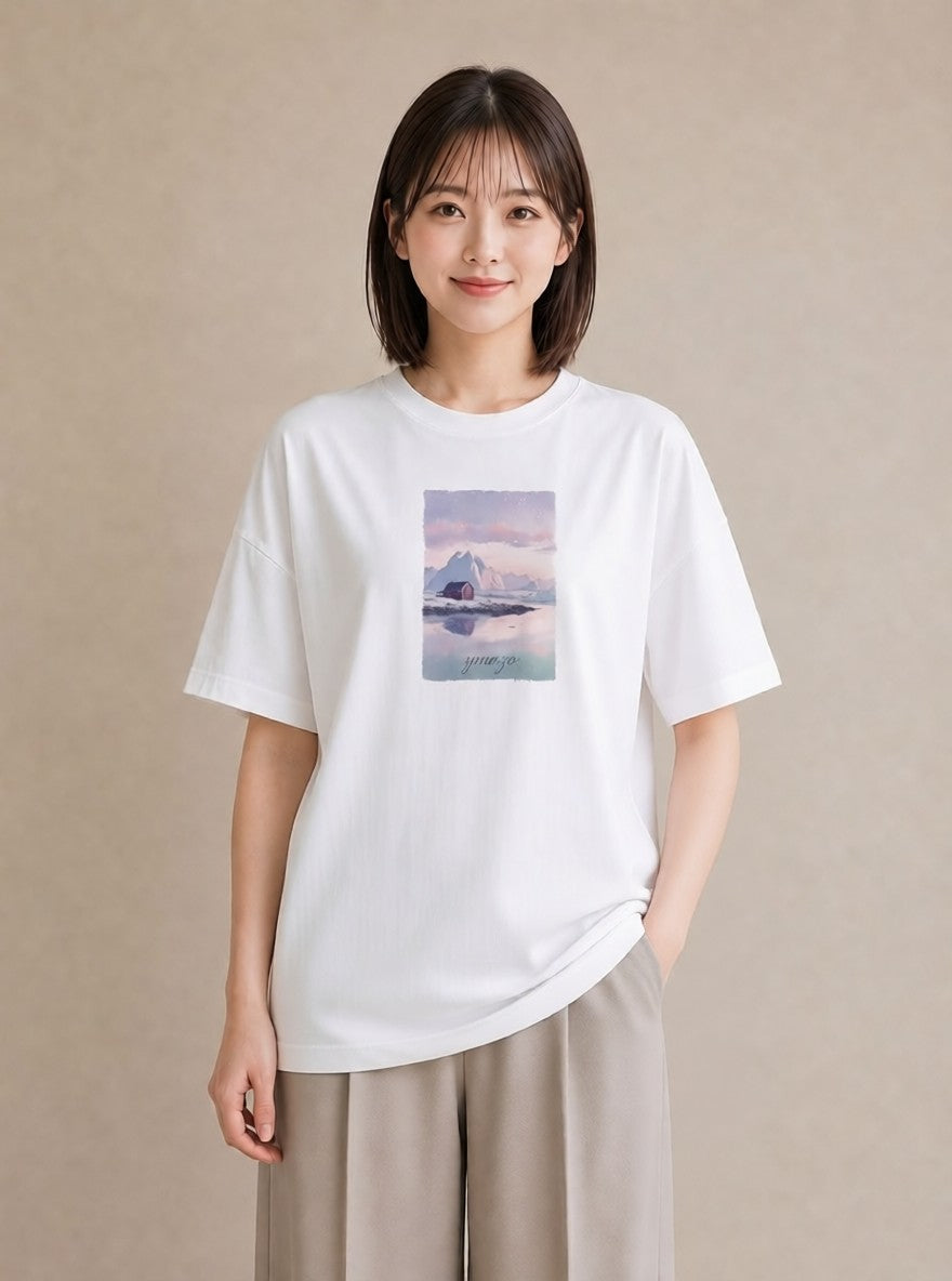 デザインTシャツ レディース 湖畔の小屋 湖 小屋 ナチュラル アンティーク イラスト ポップ 部屋着 女性向けギフト 白T YMAZO