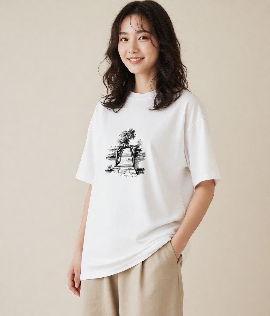 グラフィックTシャツ レディース 小川 橋 せせらぎ ナチュラル アンティーク イラスト ミニマル 誕生日プレゼント 綿100 白T YMAZO