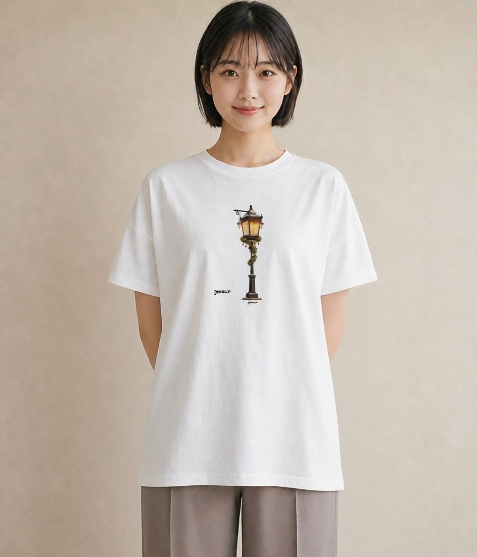デザインTシャツ レディース 街灯 夜霧 夜 ナチュラル アンティーク イラスト ヴィンテージ風 部屋着 女性向けギフト 白T YMAZO