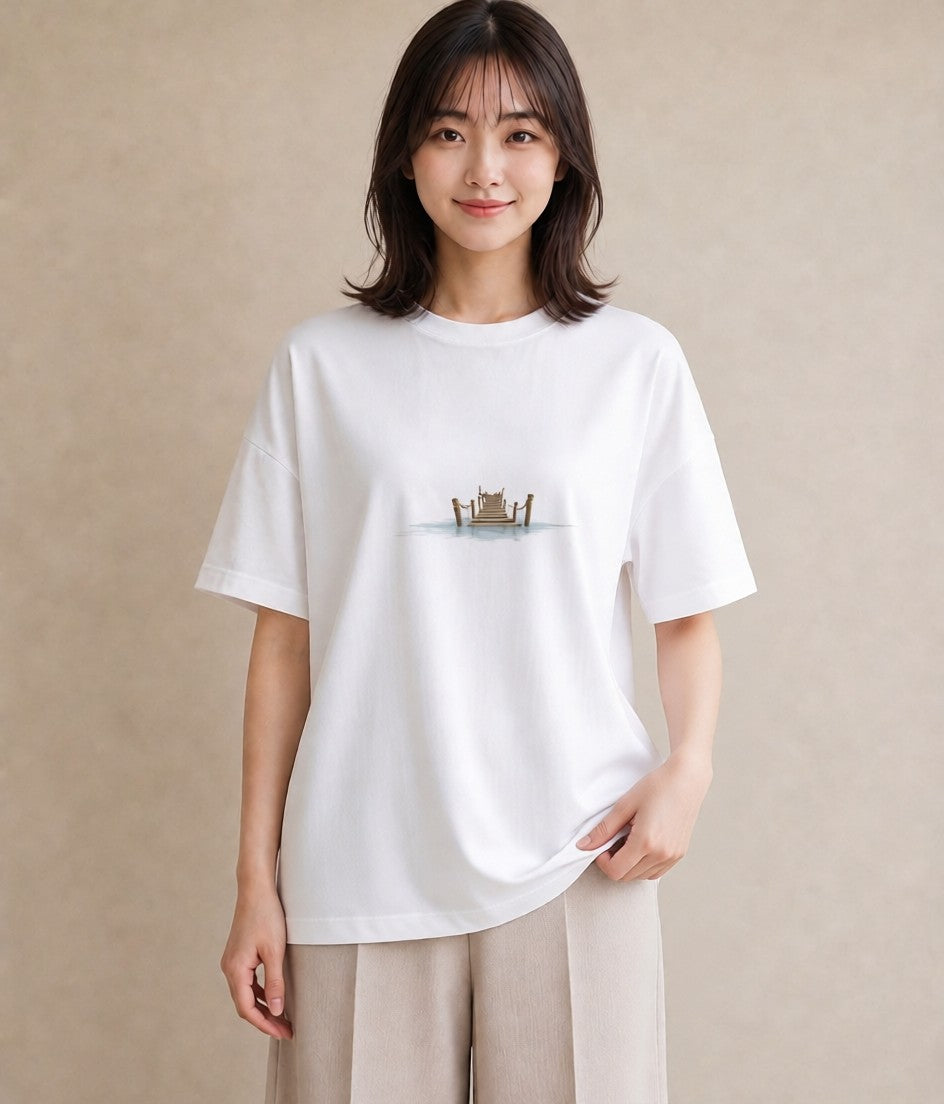 グラフィックTシャツ レディース 桟橋 水辺 波止場 ナチュラル アンティーク イラスト 韓国風 お出かけ 普段着 白T YMAZO