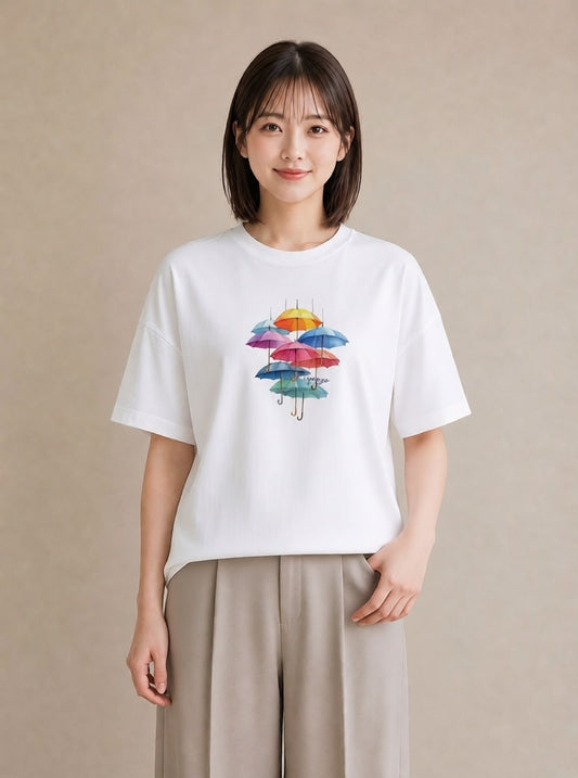 半袖Tシャツ レディース 傘 水たまり 雨 ナチュラル アンティーク イラスト 普段使い 20代 カジュアルコーデ 白T
