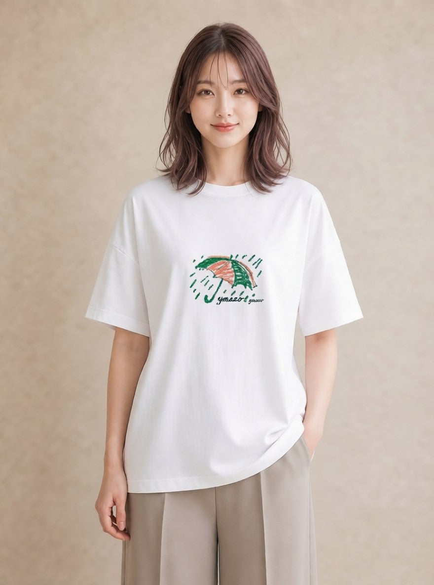 プリントTシャツ レディース 傘 水たまり 雨 ナチュラル アンティーク イラスト きれいめカジュアル 公園 ママ 白T YMAZO