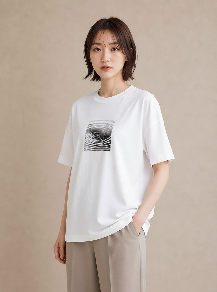 グラフィックTシャツ レディース 雨上がりの小道 雨上がり 小道 ナチュラル アンティーク イラスト アート風 帰省 ラフ 白T YMAZO