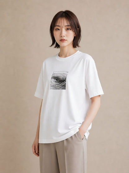 グラフィックTシャツ レディース 雨上がりの小道 雨上がり 小道 ナチュラル アンティーク イラスト アート風 帰省 ラフ 白T YMAZO