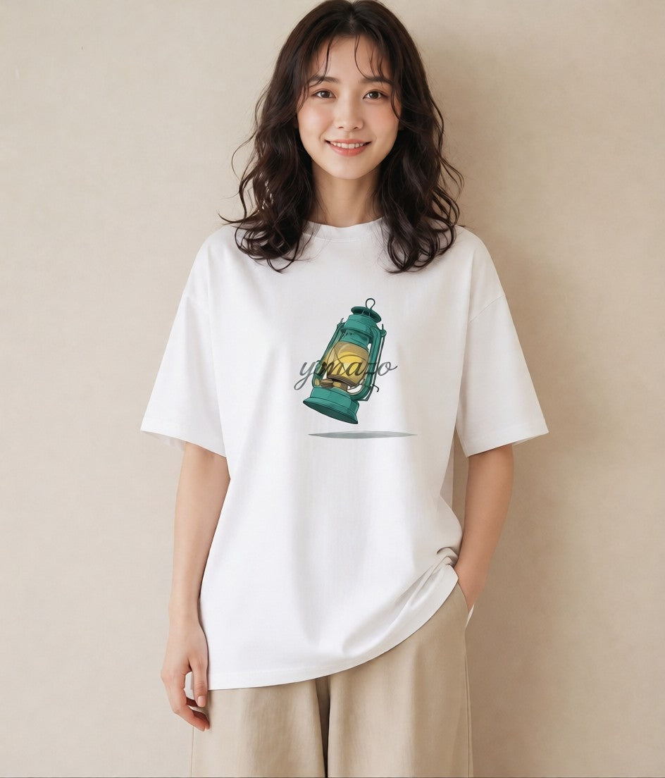 グラフィックTシャツ レディース 街灯 夜霧 夜 ナチュラル アンティーク イラスト アート風 散歩 お出かけ 白T YMAZO