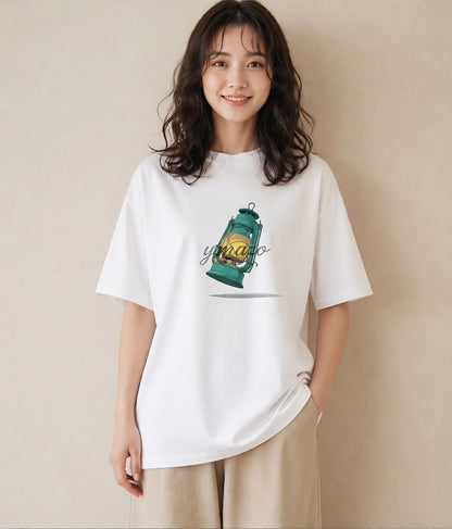 グラフィックTシャツ レディース 街灯 夜霧 夜 ナチュラル アンティーク イラスト アート風 散歩 お出かけ 白T YMAZO