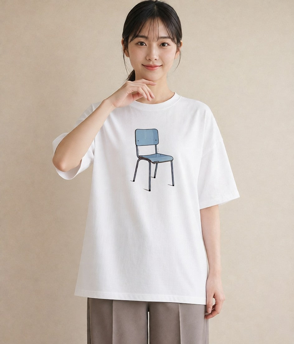 デザインTシャツ レディース 窓辺の椅子 窓辺 椅子 ナチュラル アンティーク イラスト レトロ デイリーウェア 休日 白T YMAZO