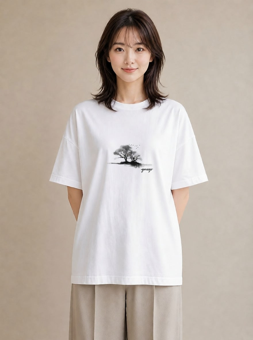グラフィックTシャツ レディース 窓辺の雨 雨の日 窓 ナチュラル アンティーク イラスト 休日コーデ 女性向けギフト 散歩 白T YMAZO