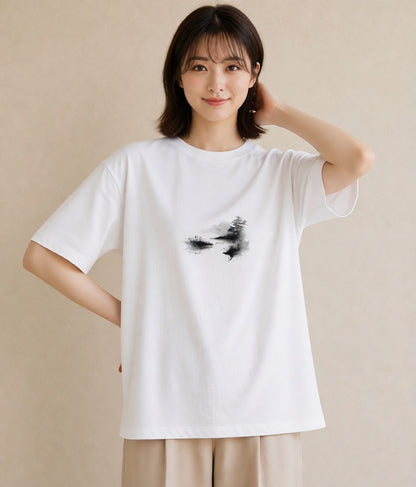 グラフィックTシャツ レディース 湖畔の小屋 湖 小屋 ナチュラル アンティーク イラスト ポップ ママ カフェ服 白T YMAZO