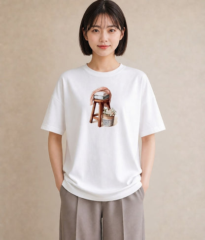 Tシャツ レディース 窓辺の椅子 窓辺 椅子 ナチュラル アンティーク イラスト 可愛い 女性 旅行用 白T YMAZO