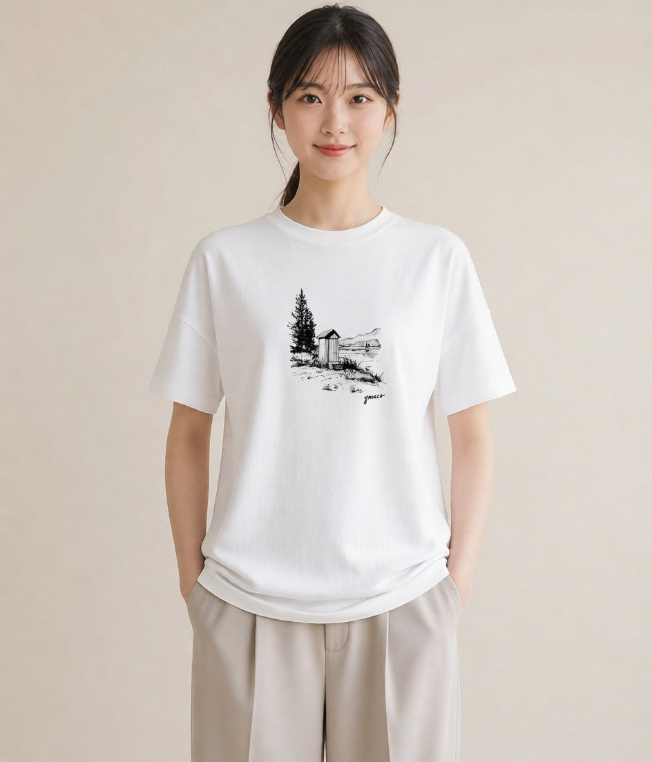 グラフィックTシャツ レディース 湖畔の小屋 湖 小屋 ナチュラル アンティーク イラスト 手描き風 秋コーデ おしゃれギフト 白T YMAZO