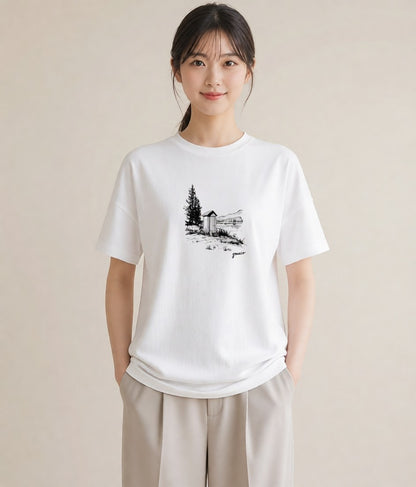 グラフィックTシャツ レディース 湖畔の小屋 湖 小屋 ナチュラル アンティーク イラスト 手描き風 秋コーデ おしゃれギフト 白T YMAZO