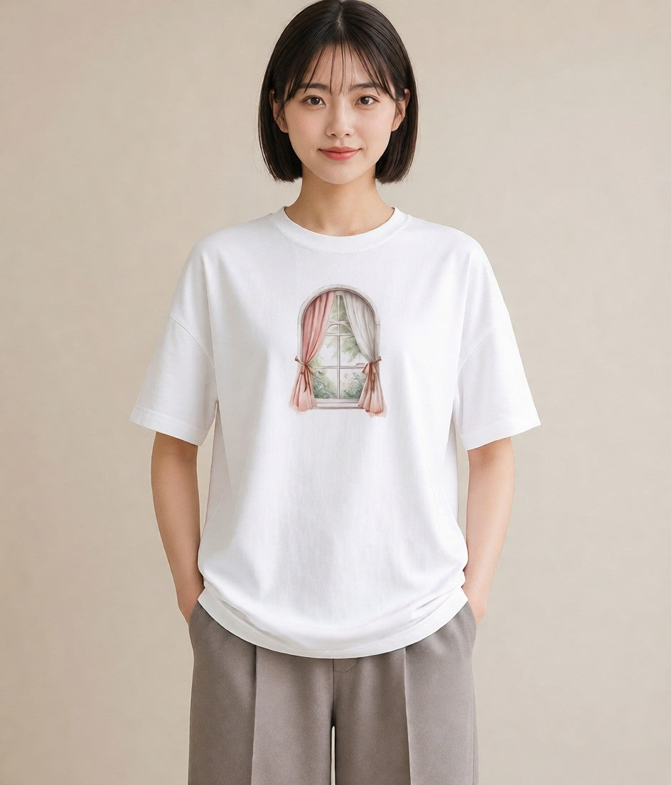 半袖Tシャツ レディース 窓辺の椅子 窓辺 椅子 ナチュラル アンティーク イラスト 旅行コーデ 自分用 ルームウェア 白T YMAZO