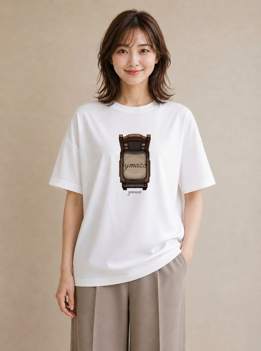デザインTシャツ レディース 窓辺の椅子 窓辺 椅子 ナチュラル アンティーク イラスト ポップ 公園 ママ 白T YMAZO