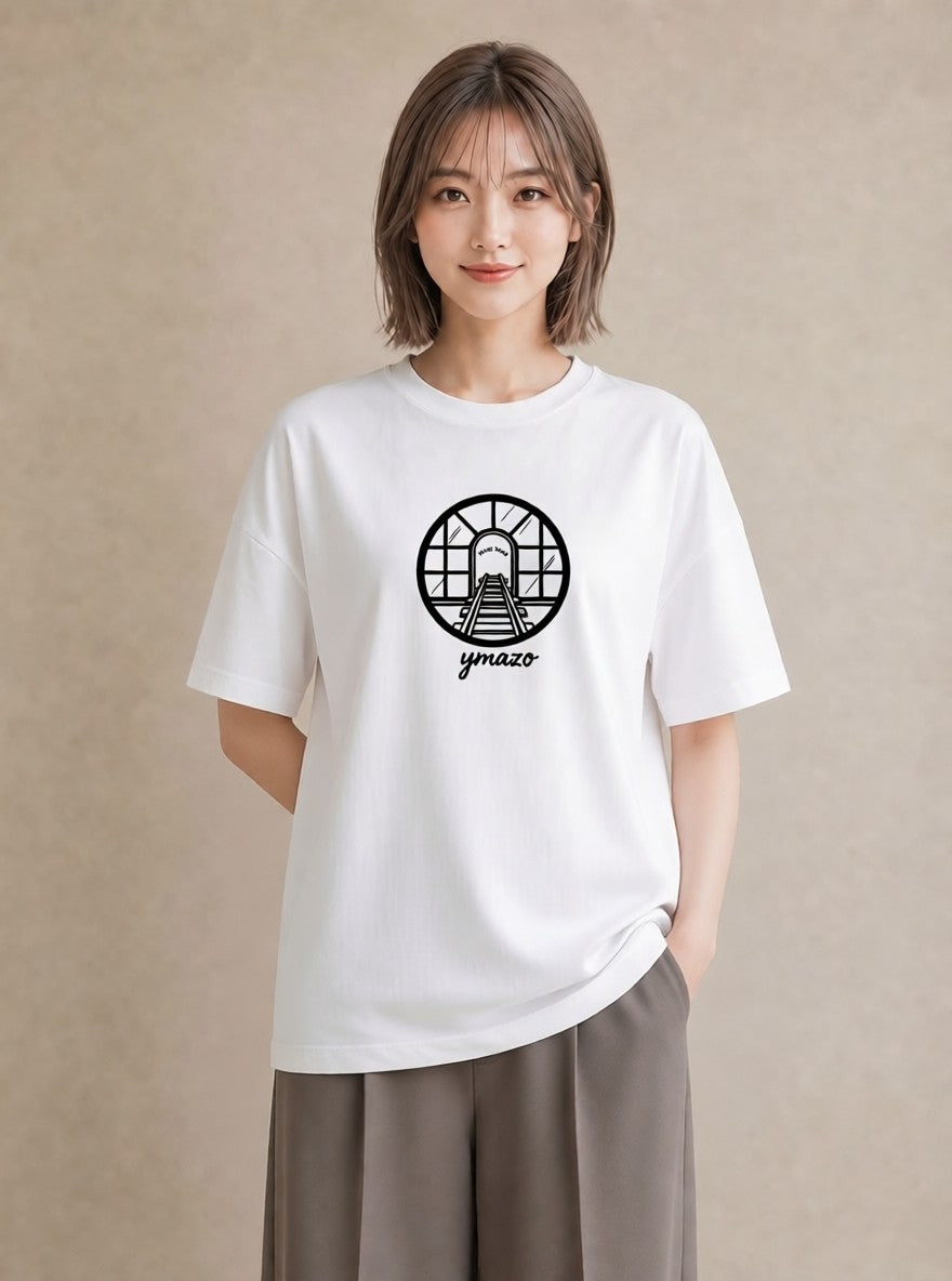 Tシャツ レディース 駅のホーム ローカル線 駅 ナチュラル アンティーク イラスト ゆるかわ 買い物 夏コーデ 白T YMAZO