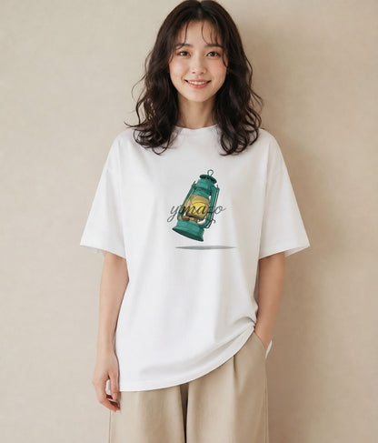 グラフィックTシャツ レディース 街灯 夜霧 夜 ナチュラル アンティーク イラスト アート風 散歩 お出かけ 白T YMAZO