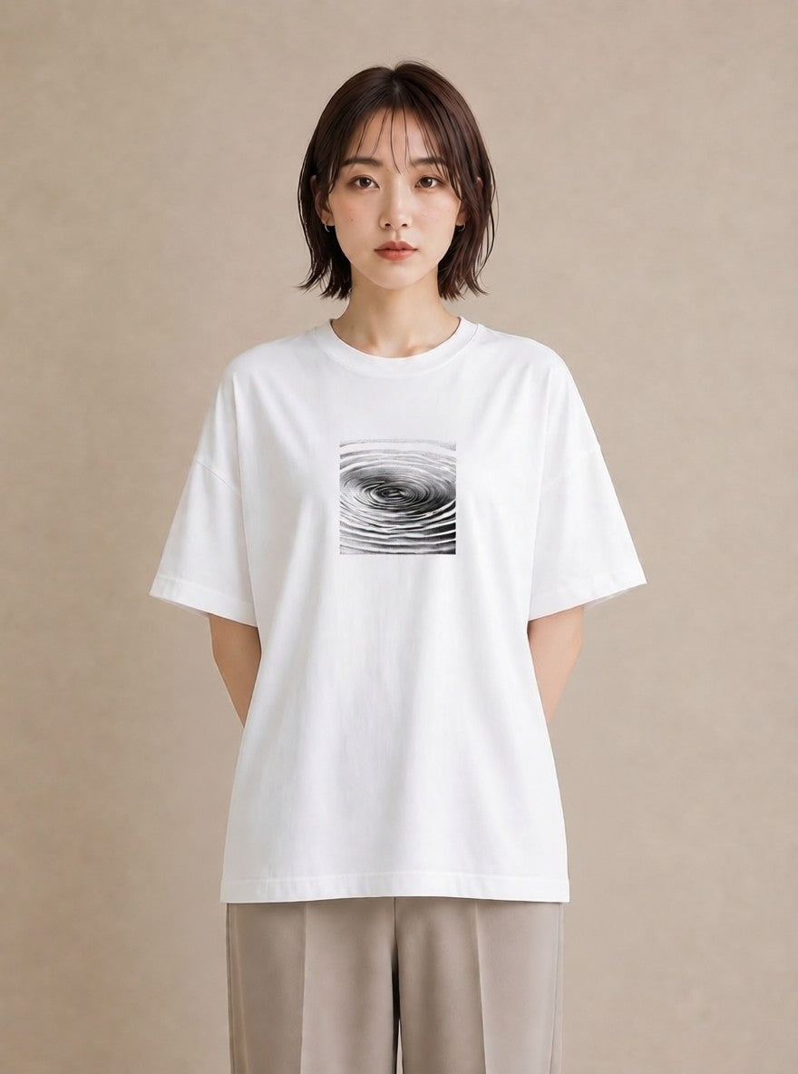 グラフィックTシャツ レディース 雨上がりの小道 雨上がり 小道 ナチュラル アンティーク イラスト アート風 帰省 ラフ 白T YMAZO