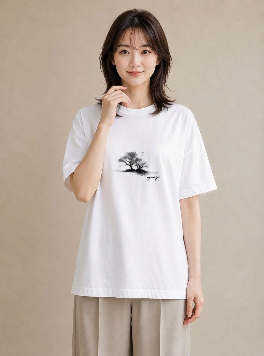 グラフィックTシャツ レディース 窓辺の雨 雨の日 窓 ナチュラル アンティーク イラスト 休日コーデ 女性向けギフト 散歩 白T YMAZO